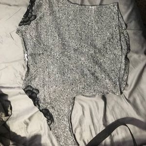 Thin sweater with sleeve cutout